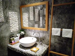 高当Mingalar Boutique Hotel的台面上带白色水槽的浴室