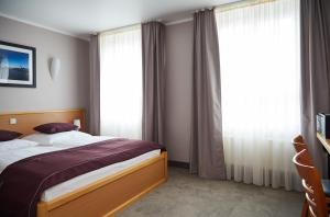 汉堡Hotel Hafentor的一间卧室设有一张床和一个大窗户