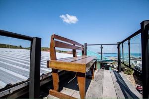 格兰岛寒天@小珊瑚岛酒店的阳台顶部的木凳