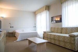 博古蒂莫古拉布兰堤欧餐厅酒店的客厅配有沙发和1张床