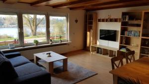 BreiholzFerienwohnung mit wunderschönem Blick auf den Nord-Ostsee-Kanal的客厅配有沙发和桌子