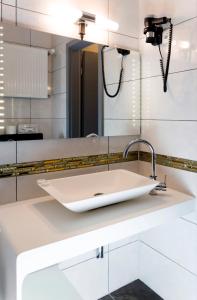 美因河畔法兰克福皇家酒店的一间带水槽和镜子的浴室