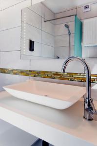 美因河畔法兰克福皇家酒店的一间带水槽和镜子的浴室