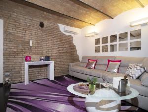 罗马Domus Paradiso Navona的带沙发和砖墙的客厅