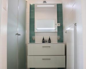 巴特塔茨曼斯多夫Baum Apartments的一间带白色梳妆台和镜子的浴室