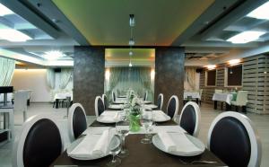 扎布利亚克索亚酒店的一间带长桌和椅子的用餐室
