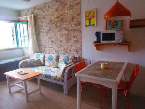 科蒂略Apartamento Nire Lula en la misma playa的客厅配有沙发和桌子