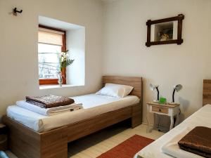 GjakoveKulla Dula Guesthouse的一间小卧室,配有床和窗户