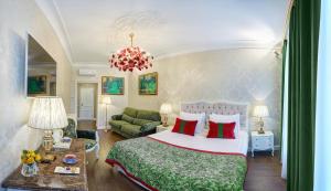 圣彼得堡罗西精品酒店的一间卧室设有一张床和一间客厅。