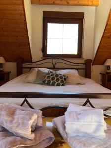 盖布维莱尔Buhl de Bonheur的一间卧室配有床、窗户和毛巾