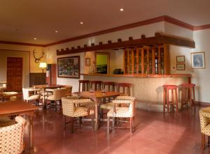卡索拉卡索拉旅馆的一间带桌椅的餐厅和一间酒吧