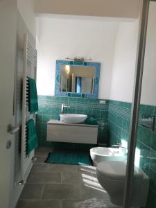 渥尔特拉Casa Mosaico的一间带水槽、卫生间和镜子的浴室