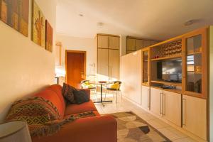 斯瓦科普蒙德查拉基吉公寓酒店的客厅配有橙色沙发和桌子
