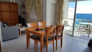托雷德尔马尔vistas al mar的享有海景的餐桌和椅子