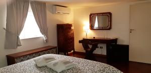 巴勒莫Casa de Spuches的一间卧室配有床、水槽和镜子