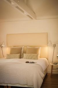 卡西斯珀蒂杰斯克洛尚布尔酒店的一间卧室配有一张带灯的白色大床