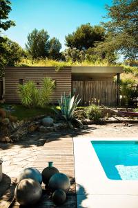 卡西斯珀蒂杰斯克洛尚布尔酒店的一个带游泳池和房子的花园