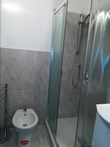 科莫梅格瑞德旅馆的带淋浴、卫生间和盥洗盆的浴室