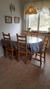 OdensviOdensvi Vandrarhem的餐桌、四把椅子、桌子和桌椅