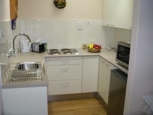 Adelaide Hills B&B Accommodation的厨房或小厨房