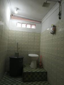 LasikinPondok Oma的一间带卫生间的浴室和窗户。