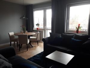绿山城Apartament Stara Gazownia的客厅配有沙发和桌子