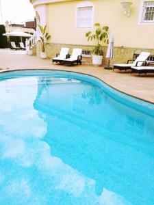 马力诺港Vickys Villa的酒店内有一个蓝色的游泳池
