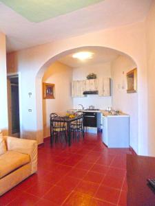 圣朱利亚诺-泰尔梅Borgo degli Aranci的厨房以及带桌椅的起居室。