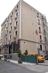 伊斯坦布尔雷斯大酒店的前面有黄色汽车的建筑