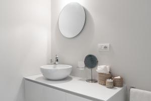 米兰Mini loft Moscova的白色的浴室设有水槽和镜子