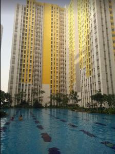 贝克西Apartemen Springlake Summarecon Bekasi-By Bu Johan的一座位于高楼前的游泳池