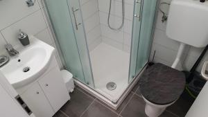 博维茨Apartments Tatjana的带淋浴、卫生间和盥洗盆的浴室
