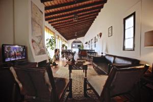 赞布热拉-杜马尔蒙特都吧勒卡斯旅馆的带沙发和桌椅的客厅