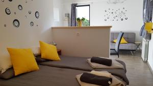 博维茨Apartments Tatjana的客厅配有带黄色枕头的沙发