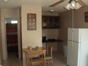 劳德代尔堡Newly Furnished Large, Clean, Quiet Private Unit的厨房配有桌子和白色冰箱。