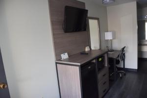 赫尔希White Rose Motel - Hershey的办公室设有书桌和墙上的电视