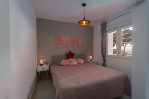 克萨达城Edificio Thader - Ciudad Quesada的一间卧室配有带粉红色枕头的床。