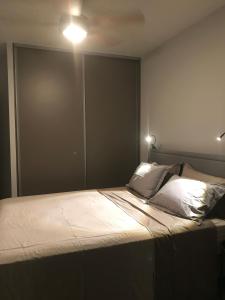 圣皮埃尔100 rue Suffren的一间卧室,卧室内配有一张大床