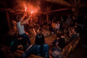 HumCamp Divlja Rijeka的一群人坐在一个房间里,围着火堆