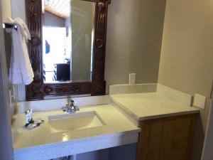 卡纳布Red Canyon Cabins的一间带水槽和镜子的浴室