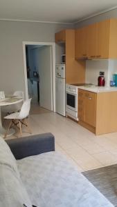 雅典Athenian apartment with garden, near metro station Chalandri Nu 3的一间配有沙发和椅子的厨房