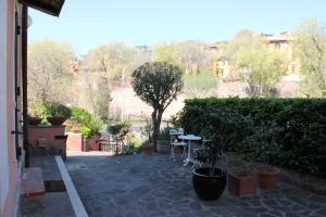罗马Appartament Piramide Cestia的庭院配有桌椅和植物