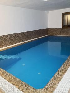 马斯卡Masca - Casa Rural Morrocatana - Tenerife的客房内的大型游泳池,有蓝色的水