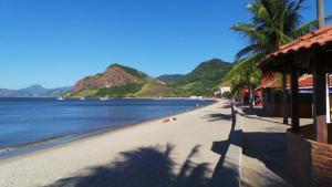 穆里基镇Casa Costa Verde-Muriqui的享有棕榈树海滩和大海的景色