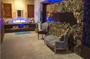Santa María ColotepecSamora Luxury Resort的浴室设有两把斑马椅和一个水槽
