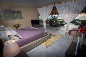 Santa María ColotepecSamora Luxury Resort的一间卧室配有一张床,享有海景