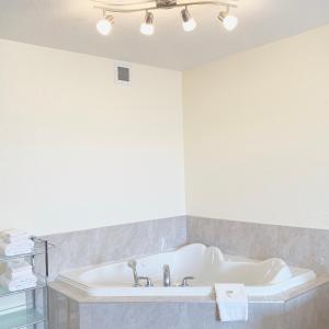 UnityPrairie Moon Inn & Suites Unity的浴室设有白色水槽和镜子