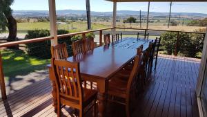巴瑟斯特505 CONROD STRAIGHT MOUNT PANORAMA的观景甲板上的木桌和椅子