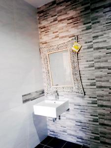 巴淡岛中心Jakson Homestay的浴室设有水槽和墙上的镜子