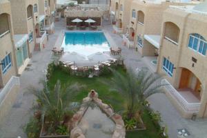 沙迦Verona Resorts Sharjah的享有度假村游泳池的空中景致